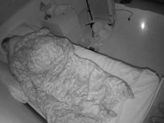 voyeurcam-julmodels-greybed-1