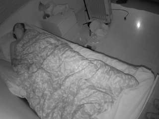 voyeurcam-julmodels-greybed-1