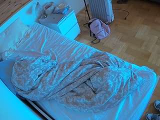 voyeurcam-julmodels-greybed-1