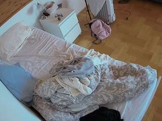 voyeurcam-julmodels-greybed-1 webcam