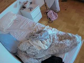 voyeurcam-julmodels-greybed-1