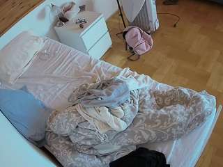 voyeurcam-julmodels-greybed-1 webcam