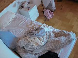voyeurcam-julmodels-greybed-1