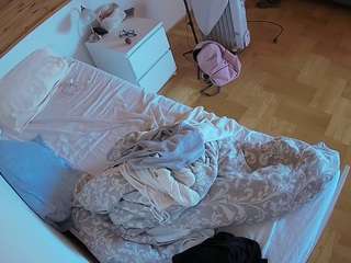 voyeurcam-julmodels-greybed-1