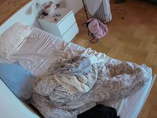 voyeurcam-julmodels-greybed-1