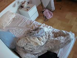 voyeurcam-julmodels-greybed-1 webcam