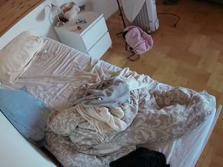 voyeurcam-julmodels-greybed-1 webcam