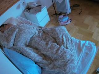 voyeurcam-julmodels-greybed-1