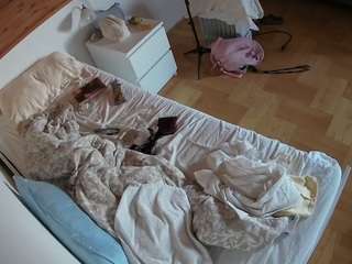 voyeurcam-julmodels-greybed-1