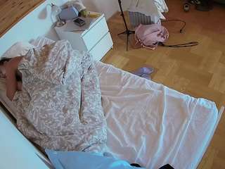 voyeurcam-julmodels-greybed-1