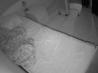 voyeurcam-julmodels-greybed-1
