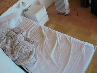 voyeurcam-julmodels-greybed-1