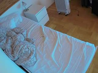 voyeurcam-julmodels-greybed-1