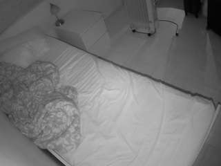 voyeurcam-julmodels-greybed-1