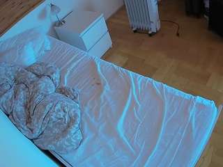 voyeurcam-julmodels-greybed-1