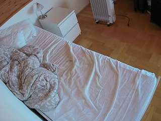 voyeurcam-julmodels-greybed-1
