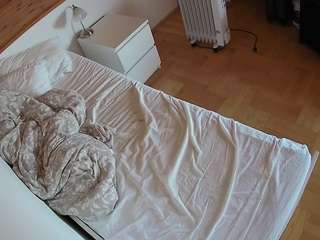 voyeurcam-julmodels-greybed-1