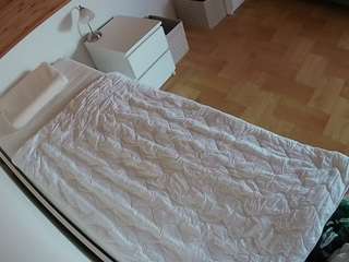 voyeurcam-julmodels-greybed-1