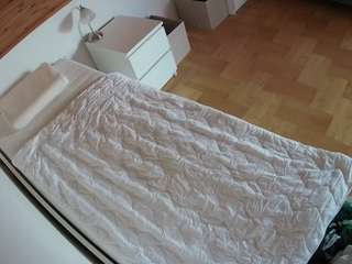 voyeurcam-julmodels-greybed-1