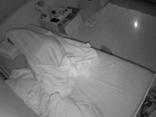 voyeurcam-julmodels-greybed-1 webcam