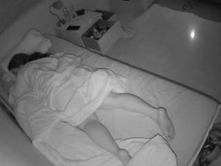 voyeurcam-julmodels-greybed-1