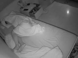voyeurcam-julmodels-greybed-1