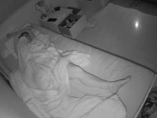 voyeurcam-julmodels-greybed-1 webcam