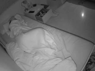 voyeurcam-julmodels-greybed-1 webcam