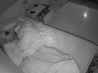 voyeurcam-julmodels-greybed-1