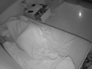 voyeurcam-julmodels-greybed-1