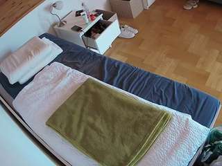 voyeurcam-julmodels-greybed-1