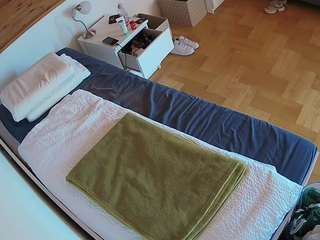 voyeurcam-julmodels-greybed-1