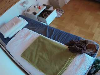 voyeurcam-julmodels-greybed-1