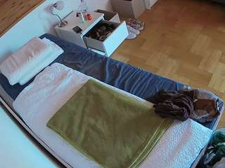 voyeurcam-julmodels-greybed-1