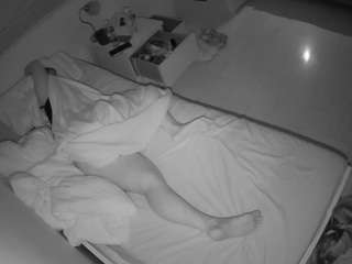 voyeurcam-julmodels-greybed-1
