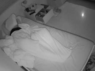 voyeurcam-julmodels-greybed-1