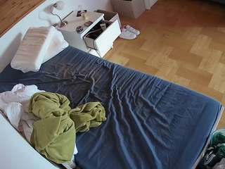 voyeurcam-julmodels-greybed-1 webcam