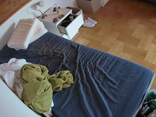 voyeurcam-julmodels-greybed-1 webcam