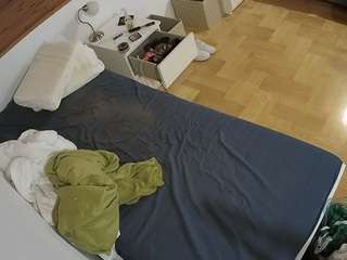 voyeurcam-julmodels-greybed-1 webcam