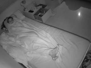 voyeurcam-julmodels-greybed-1 webcam