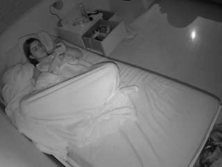 voyeurcam-julmodels-greybed-1 webcam