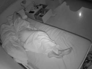 voyeurcam-julmodels-greybed-1