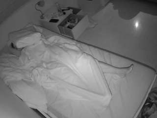 voyeurcam-julmodels-greybed-1 webcam