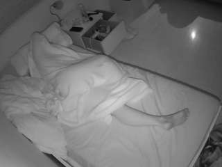 voyeurcam-julmodels-greybed-1 webcam