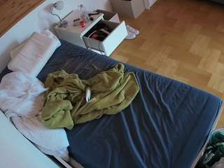 voyeurcam-julmodels-greybed-1 webcam