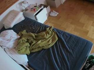 voyeurcam-julmodels-greybed-1 webcam