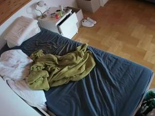 voyeurcam-julmodels-greybed-1 webcam