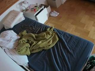 voyeurcam-julmodels-greybed-1 webcam