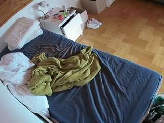 voyeurcam-julmodels-greybed-1 webcam