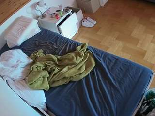 voyeurcam-julmodels-greybed-1 webcam